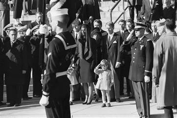 Johh-John saluting the flag at Kennedy's funeral procession