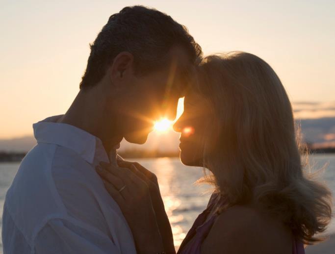 couples kissing