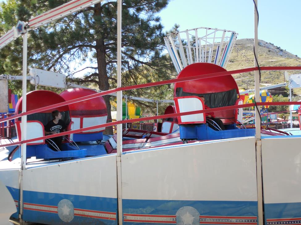 Tilt-o-whirl ride